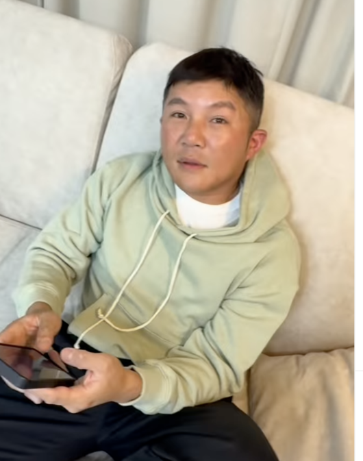 淡い緑色のパーカー姿でソファに座るチョ・セホ