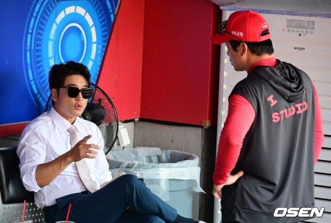 [OSEN=광주, 지형준 기자] 16일 광주-기아 챔피언스필드에서 2026 신한 SOL KBO리그 KIA 타이거즈와 LG 트윈스의 경기가 열렸다.KIA는 시라카와 게이쇼, LG는 라클란 웰스가 선발로 나섰다. 이택근 해설위원과 KIA 김주찬 코치가 이야기를 나누고 있다. 2026.06.16 / jpnews@osen.co.kr