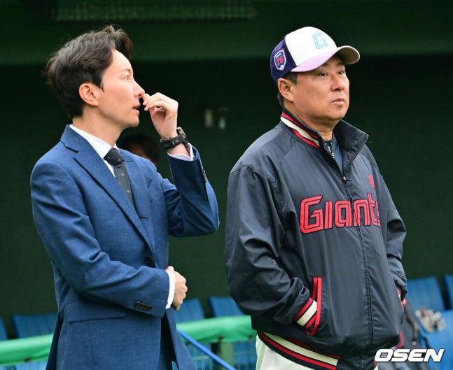 [OSEN=미야자키(일본), 지형준 기자] 26일 일본 미야자키 산마린 스타디움에서 두산 베어스와 롯데 자이언츠의 구춘대회 경기가 열렸다.두 팀의 맞대결은 롯데가 6-2로 앞선 3회말 악천후로 인해 노게임 선언됐다. 경기에 앞서 롯데 박준혁 단장과 김태형 감독이 이야기를 나누고 있다. 2026.02.26 /jpnews@osen.co.kr