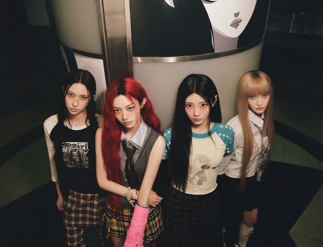 ミニアルバム『BREAK EVEN』のコンセプト衣装を着たILLITのメンバー5人