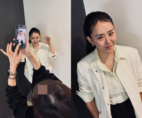 白いブラウス姿でポーズを取るムン・グニョン