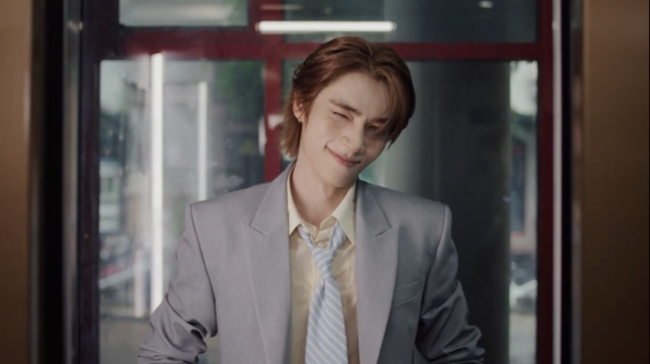 『Hey, Somebody』のミュージックビデオで笑顔を見せるシャオジュン