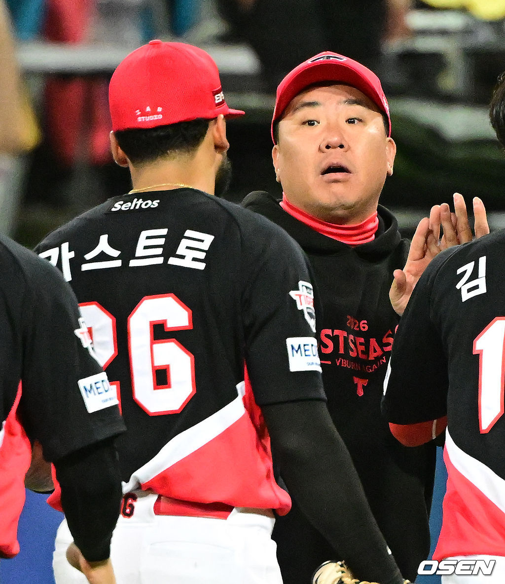 [사진]<b>이범호 감독</b>, '카스트로, <b>1차전</b> MVP'