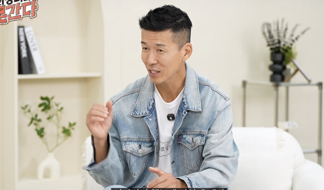 YouTube番組『イ・ソンミのモッカンダ』で過去の事業について話すSean
