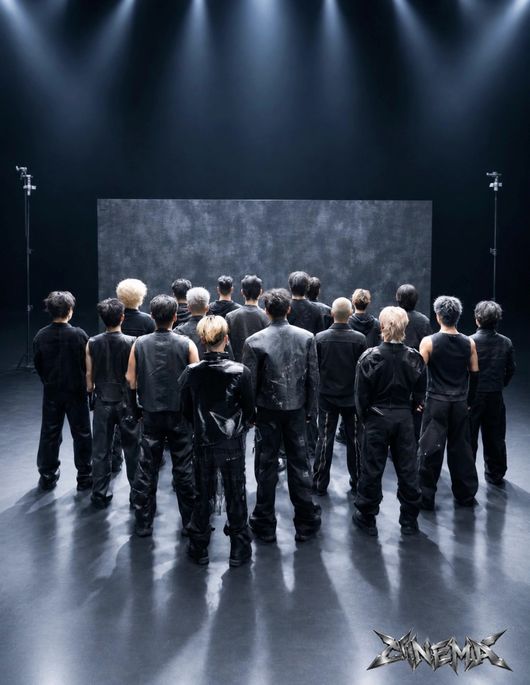 ステージ上でスクリーンに向かって立つWeDemBoyzのメンバーと「CINEMA」のロゴ