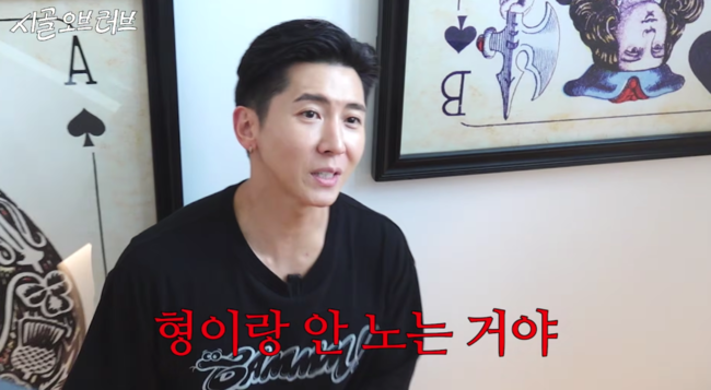 YouTubeチャンネル「더 브라이언」の動画で、話すブライアンを映した場面