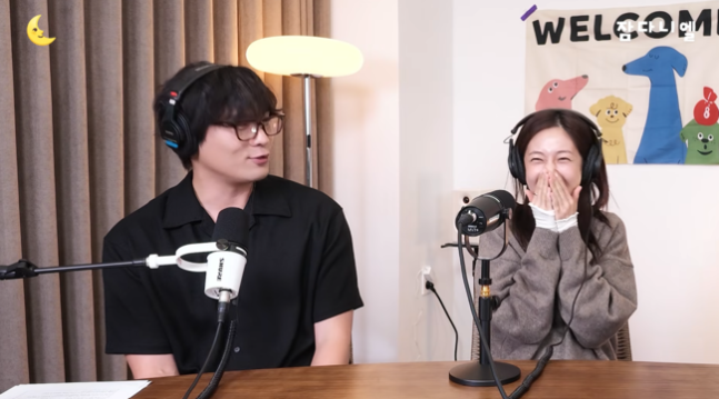 チェ・ダニエルのYouTube番組で向かい合って話すチェ・ダニエル(左)とペク・ジニ