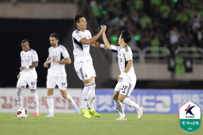 '이영재 천금 동점골 작렬' <b>전북</b>, <b>베이징</b> 원정에서 소중한 <b>2-2</b> 무승부