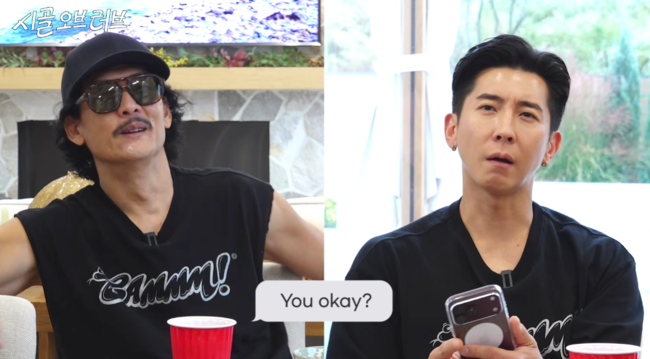 YouTube動画で向かい合って話すパク・ジュンヒョンとブライアン