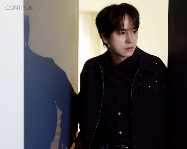 黒い衣装に身を包み、横を見つめるキュヒョン。『CONTINUE』のコンセプト写真
