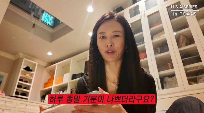 YouTube動画で遠征に持っていく荷物を紹介するハ・ウォンミ
