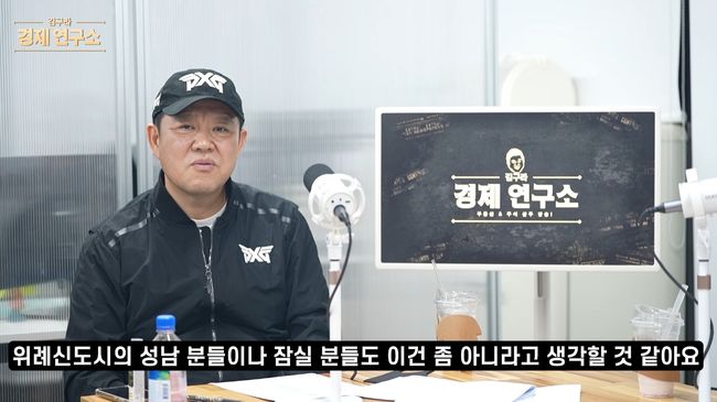 YouTubeチャンネル「그리구라」の動画で話すキム・グラ。