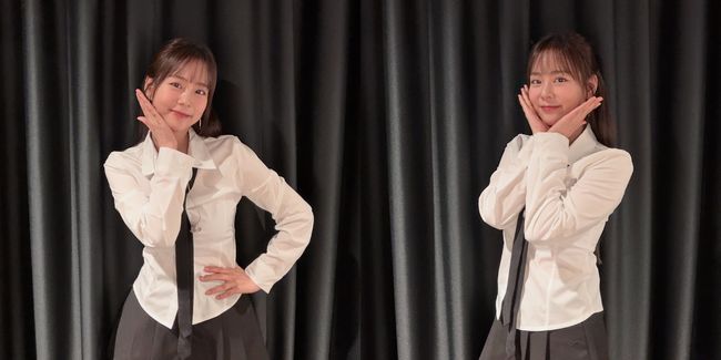 白いシャツと黒いスカート姿でポーズをとるハン・スンヨン。