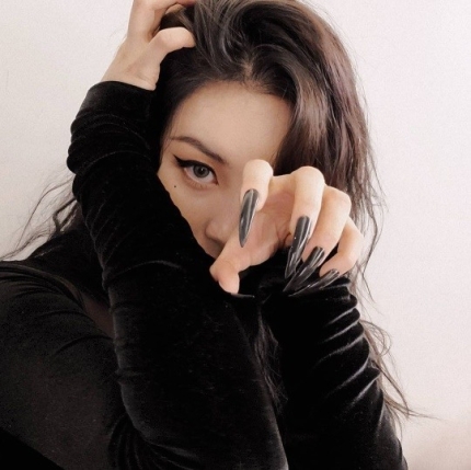 Instagram post of Singer Sunmi showing off her cat-like eyes.
