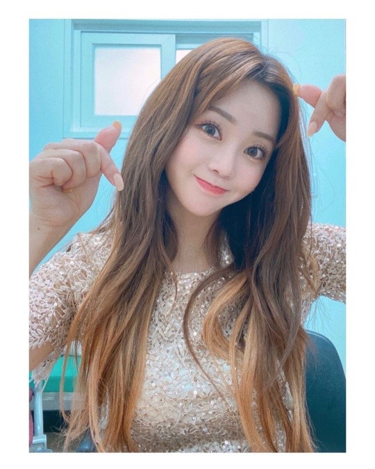 <b>홍지윤</b>, 손하트 애교에 <b>심쿵</b>..존재 자체가 러블리
