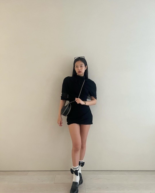 제니 샤넬가방과 사진 찰칵