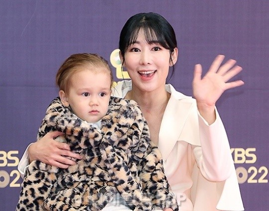'자발적 비혼모' 사유리, 남자화장실 가고 싶다는 子와 옥신각신..<b>육아</b>...