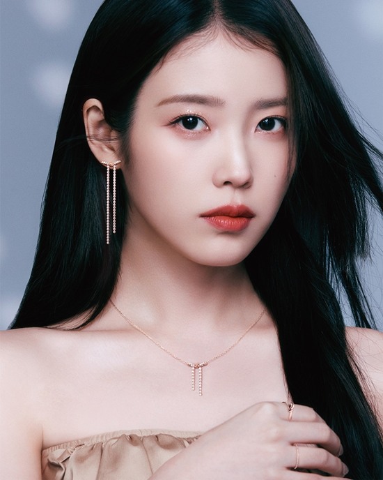 시크한 여신룩 화보장인 아이유 💎