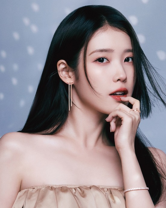 시크한 여신룩 화보장인 아이유 💎