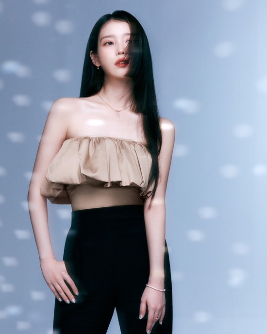 시크한 여신룩 화보장인 아이유 💎
