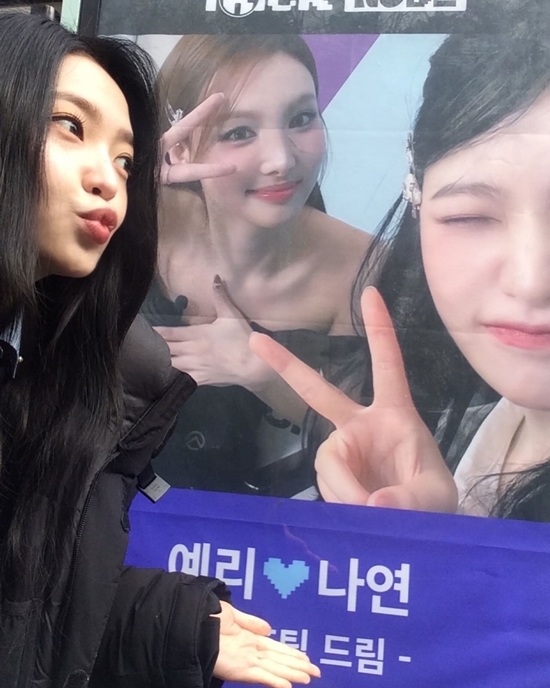 레드벨벳 예리에게 트와이스 나연이 커피차 서프라이즈 ~~
