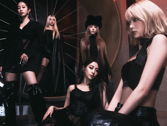 Article thumbnail for LE SSERAFIM Dominates Billboard Charts with Latest Mini Album 'HOT'