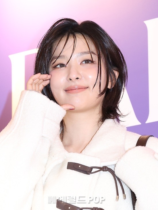 Article thumbnail for Red Velvet's Seulgi Donates 100 Million Won to Wildfire Relief Efforts