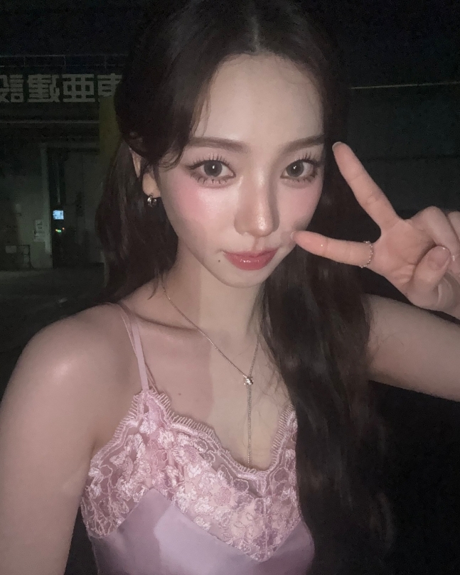 Karina in un abito di seta rosa