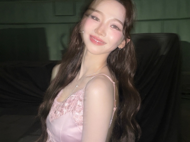 Karina in un abito di seta rosa