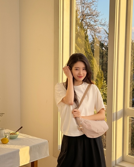 청량함을 가득 머금은 수지님의 근황 사진