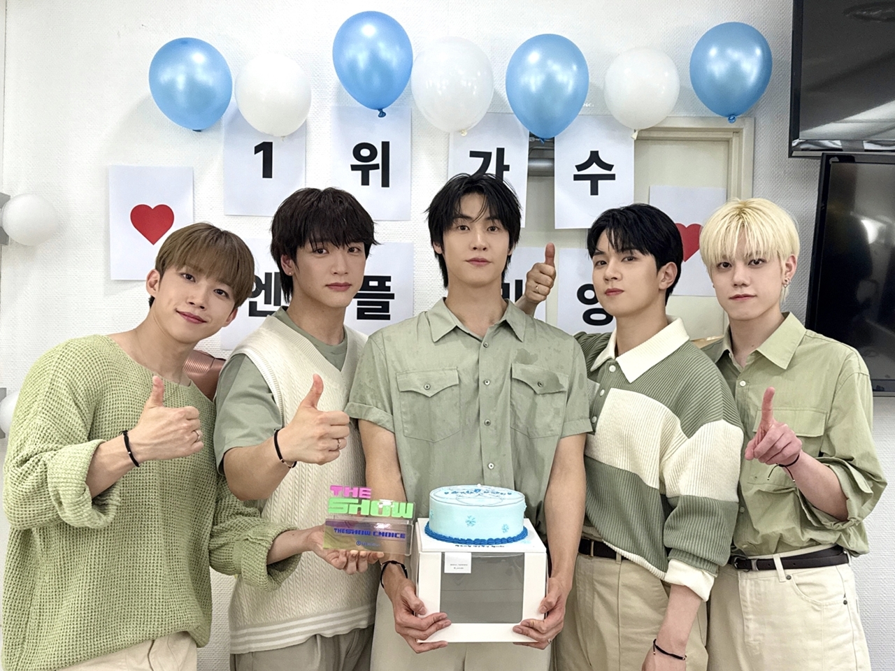 <b>엔플라잉</b>, 신곡 ‘<b>만년설</b>’로 음악방송 1위..‘옥탑방’ 이후 6년만