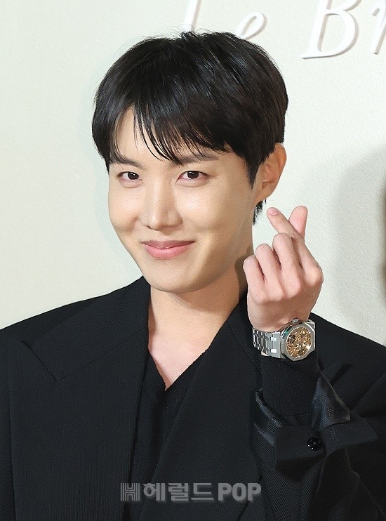 <b>제이홉</b> ‘Killin’ It Girl’, 英 <b>오피셜 차트 2주</b> 연속 <b>차트</b>인..글로벌 ...