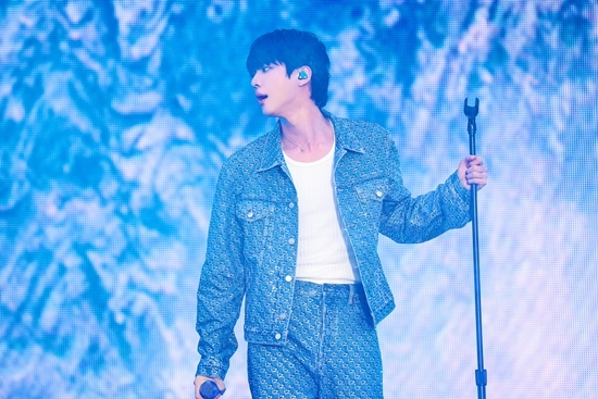 BTS <b>진</b>, <b>팬콘서트</b> 투어 화려한 포문 “아미와 함께라 성공 가능 도전”