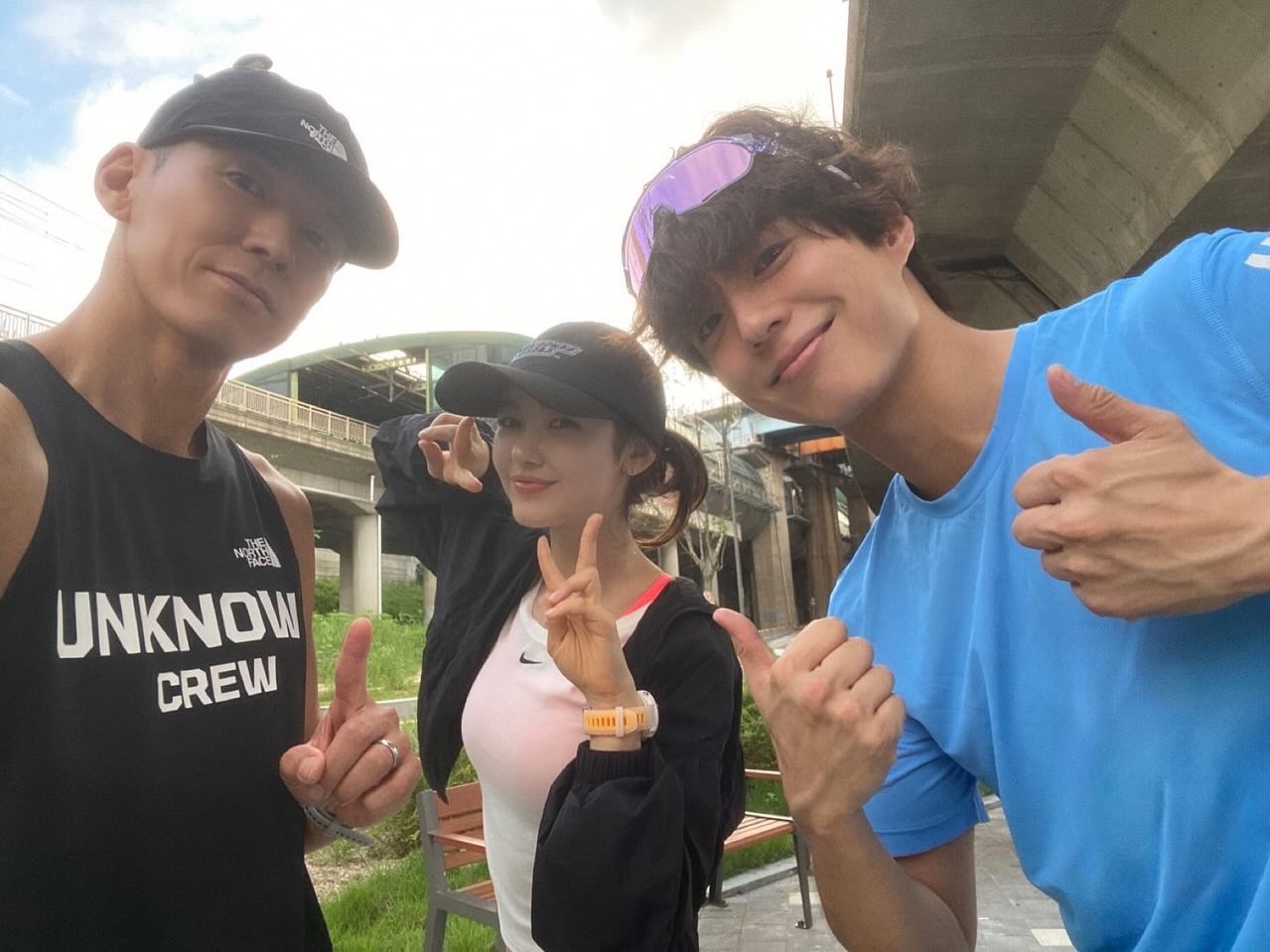‘<b>뉴진스</b> 활동 중단’ <b>다니엘</b> 근황..션X<b>박보검</b>과 새벽러닝 포착