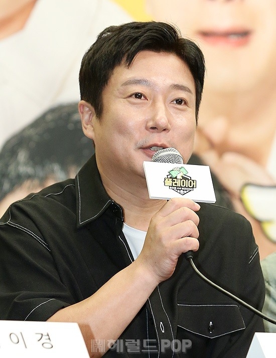부친상 <b>이수근</b> 측 “<b>조문</b> 문의多, 유가족과 상의 끝 받기로 <b>결정</b>”