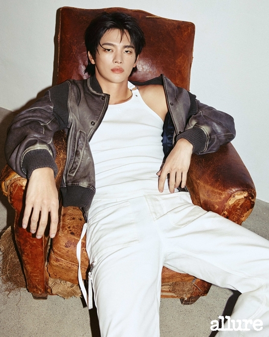 시크한 멋짐과 몽환적인 분위기로 연출한 화보