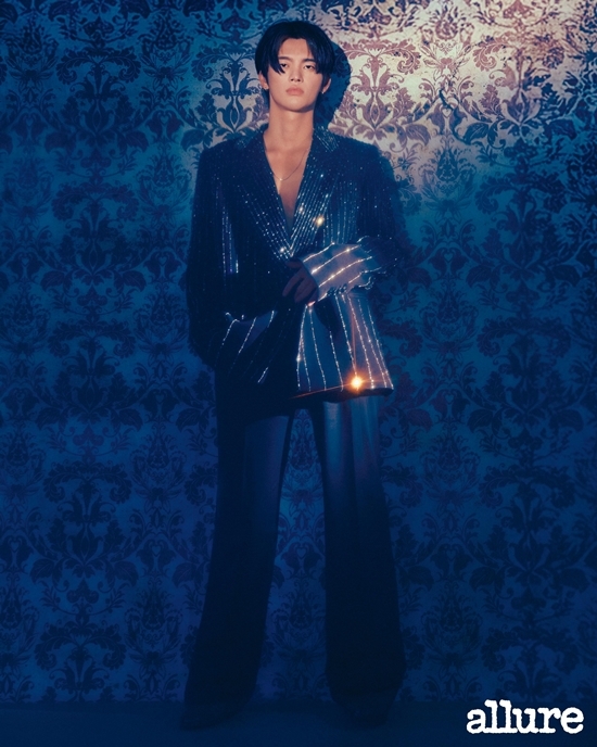 시크한 멋짐과 몽환적인 분위기로 연출한 화보