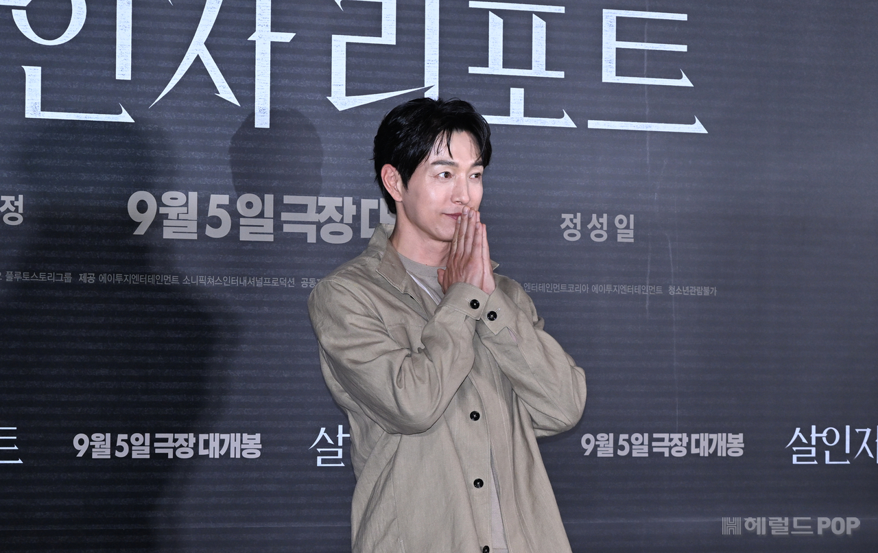 [포토]<b>정성일</b> ‘<b>살인자 리포트</b>,잘 부탁드려요!’