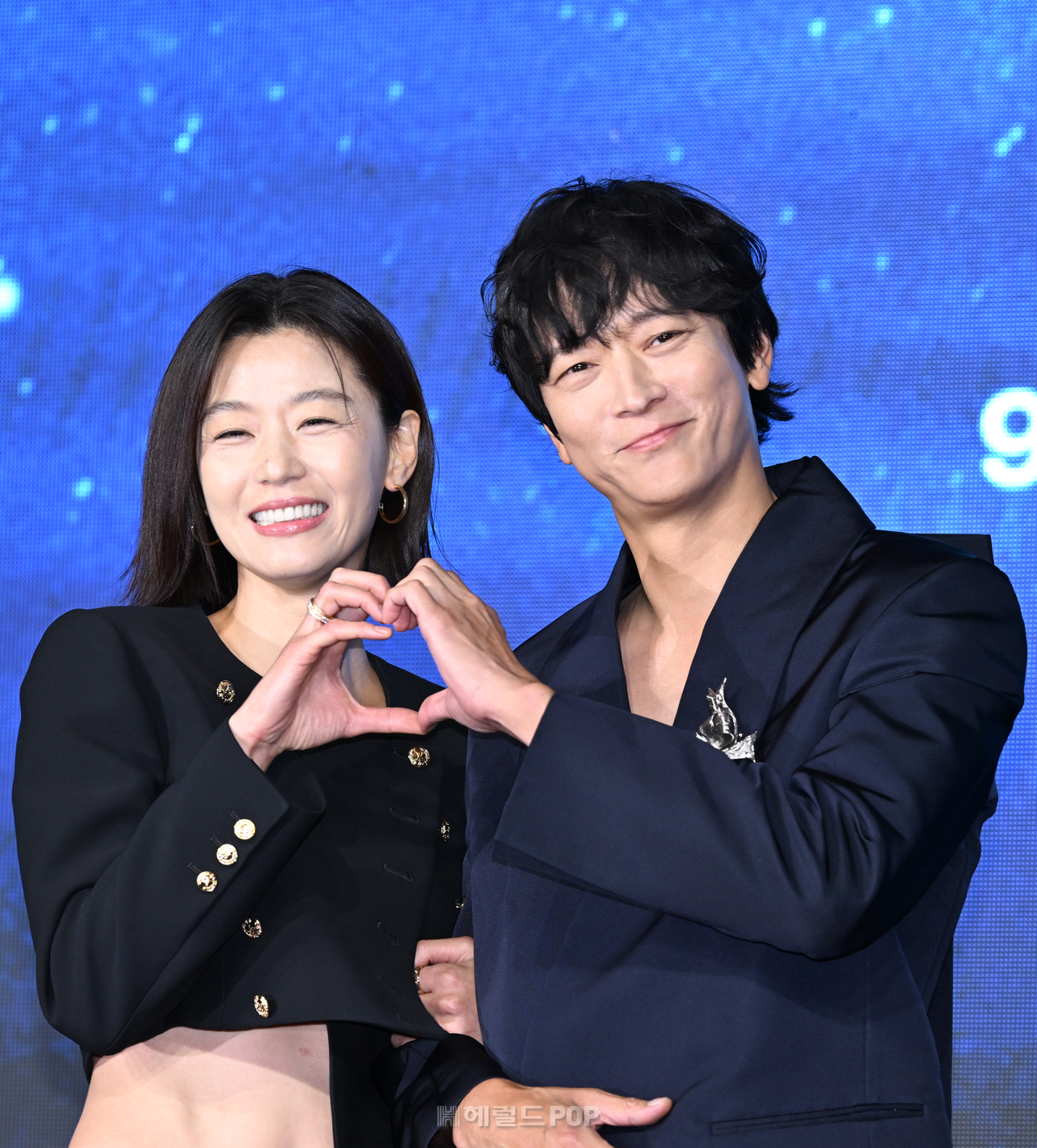 [팝’s현장]“예전 같으면 몰랐을 텐데” ‘<b>북극성</b>’ <b>강동원</b><b>전지현</b> 표...