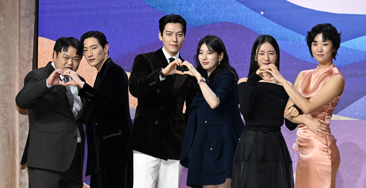 [종합] <b>김우빈</b>X수지 판타지 조합에 사람 냄새 나는 로코까지 감동에 재...