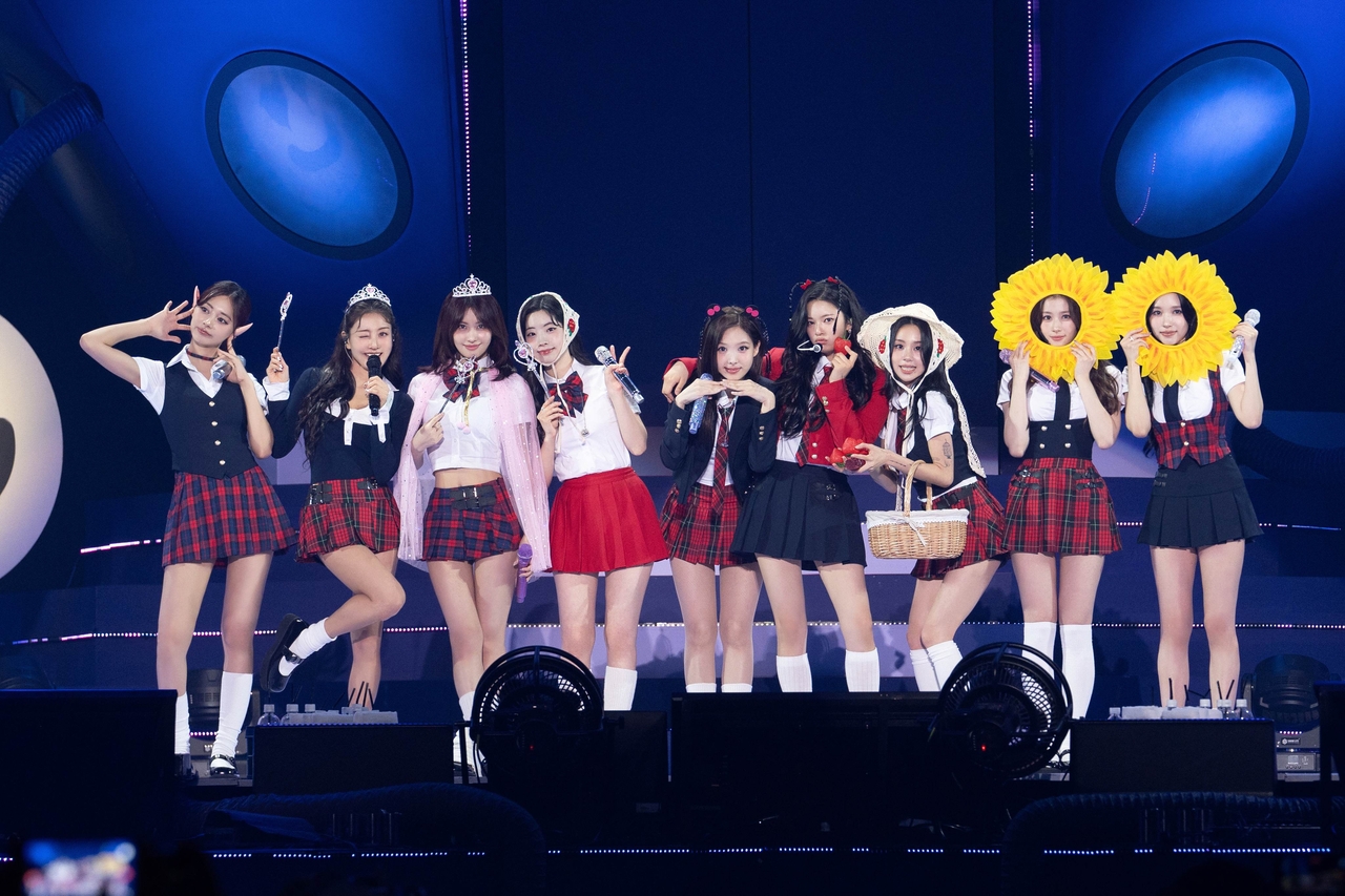 “원스 앞으로도 함께하자!”‥<b>트와이스</b>, 데뷔 <b>10주년</b> 기념 팬미팅 성료