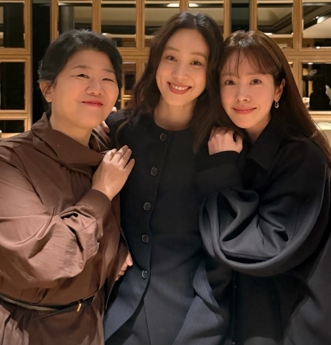 한지민, <b>김연경</b>과 <b>정려원</b> 7년만 영화 <b>응원</b>..의리 있는 청순여신
