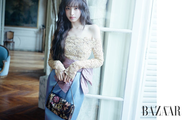 Une série de photos de Liz et Ray dans des tenues féminines et ravissantes.