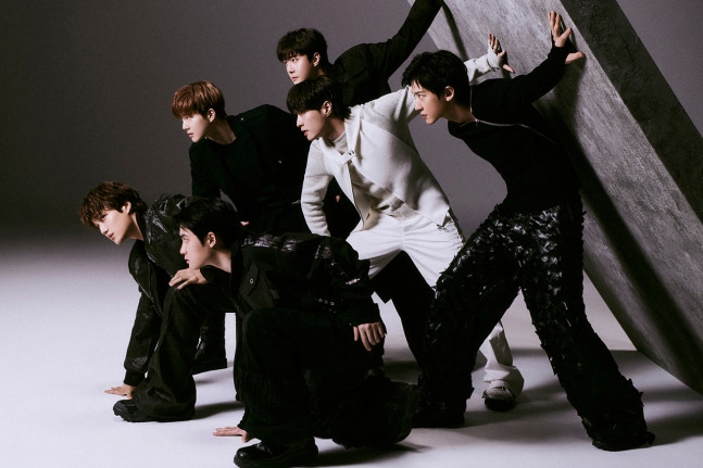 Album artwork and tracklist for EXO's eighth studio album REVERXE