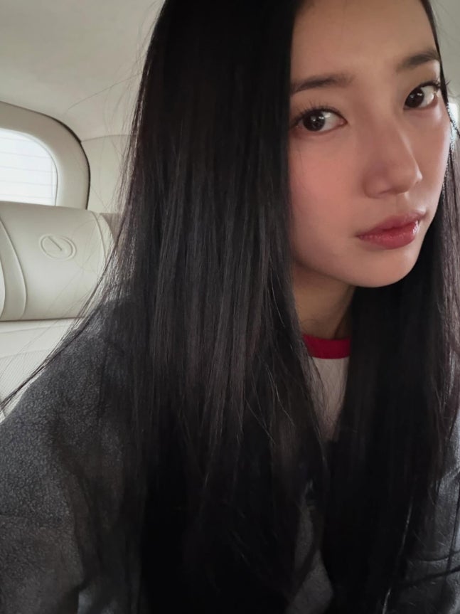 스타일에 따라 다른 분위기를 보여주는 수지