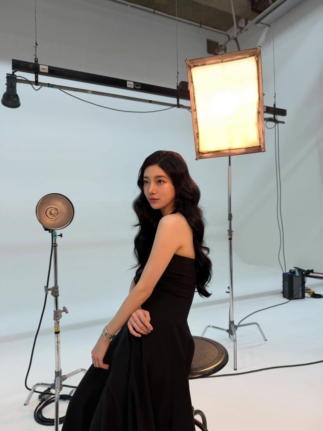 스타일에 따라 다른 분위기를 보여주는 수지
