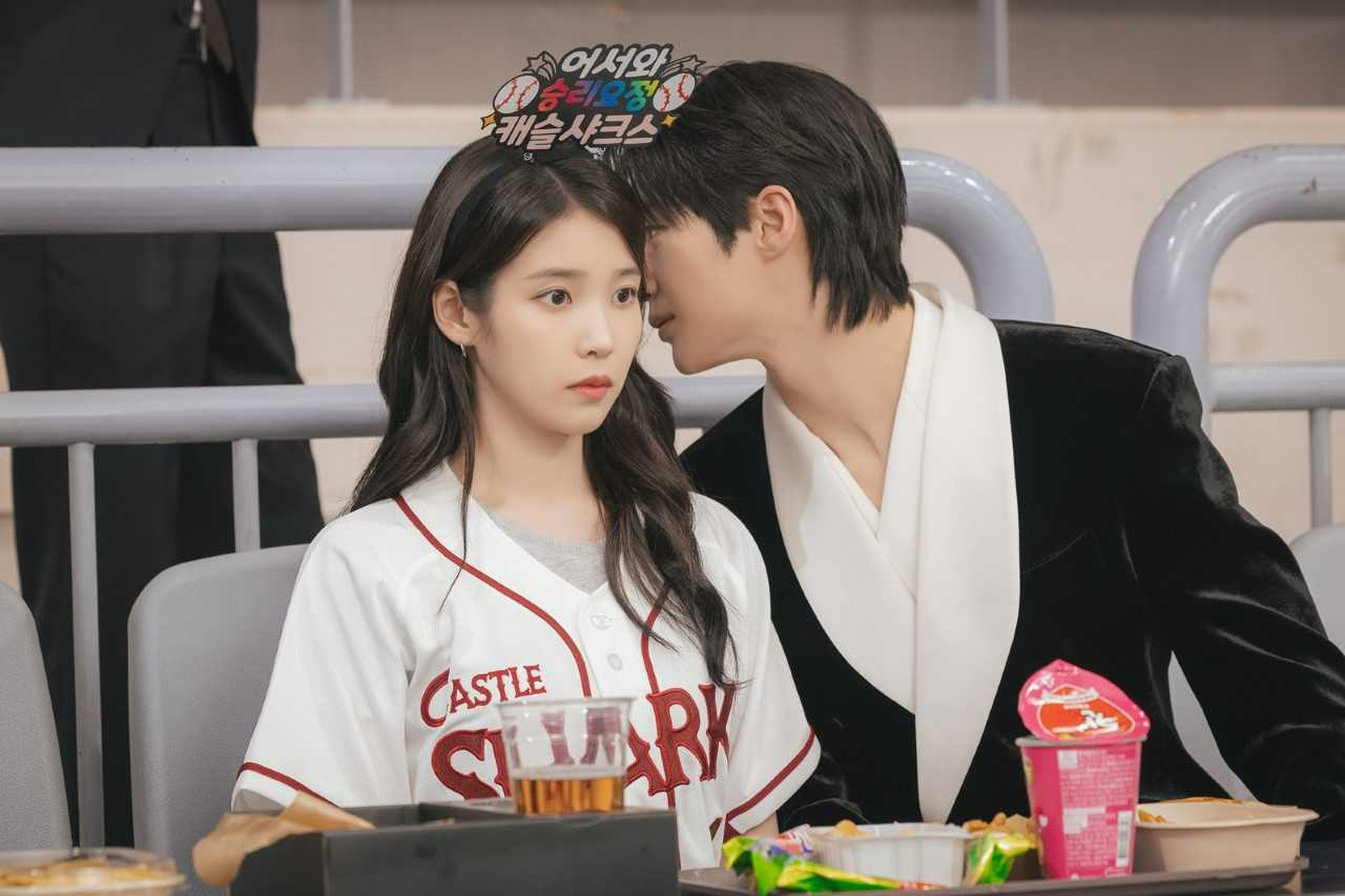 아이유 ♥변우석, 시선도 의식하지 않는 대담함…야구장 ‘키스타임’ 포...
