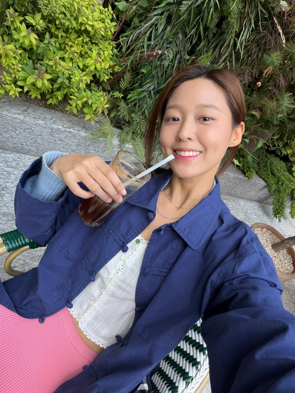 설현, 화장실서도 화보가 되네..섹시+러블리 입간판여신 클래스