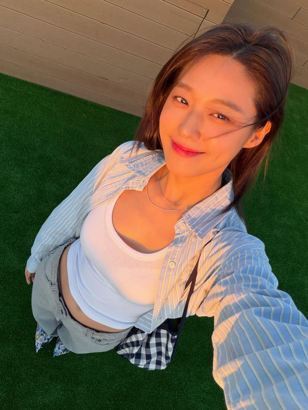 설현, 얼굴은 귀여운데 몸매는 장난없네..레전드 입간판 여신의 귀환