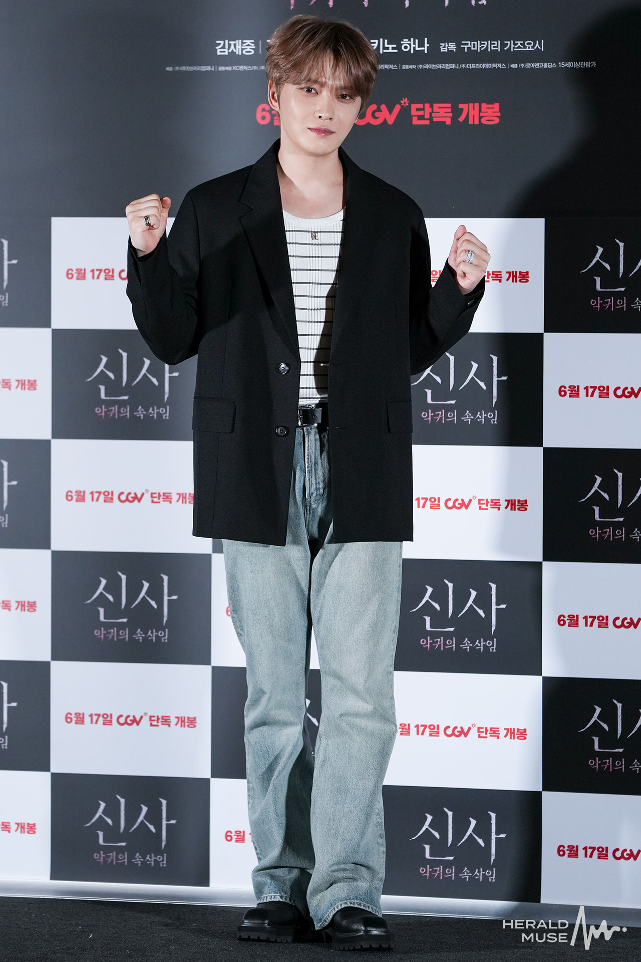 [포토] <b>김재중</b>, ‘<b>신사</b> 꼭 보세요’